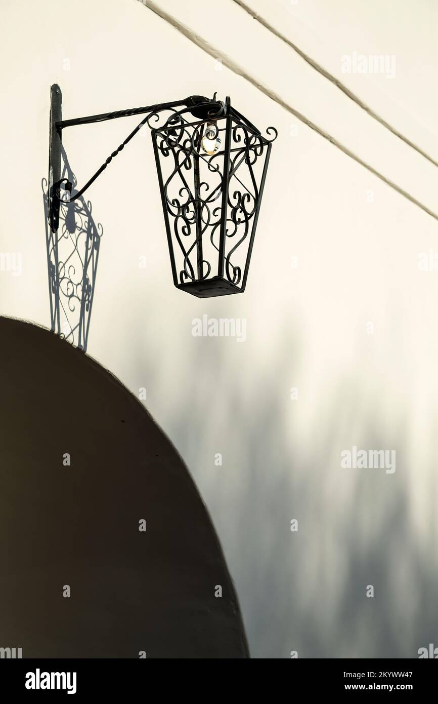 Schmiedeeiserne Lampe, Old Adobe Mission (Our Lady of Perpetual Help Catholic Church), Old Town Scottsdale, Arizona, USA Stockfoto