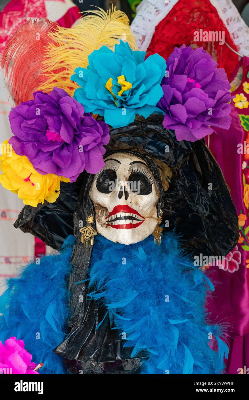Eine La Catrina Schaufensterpuppe in Kostüm auf der Straße, um den Tag der Toten oder Dia de 