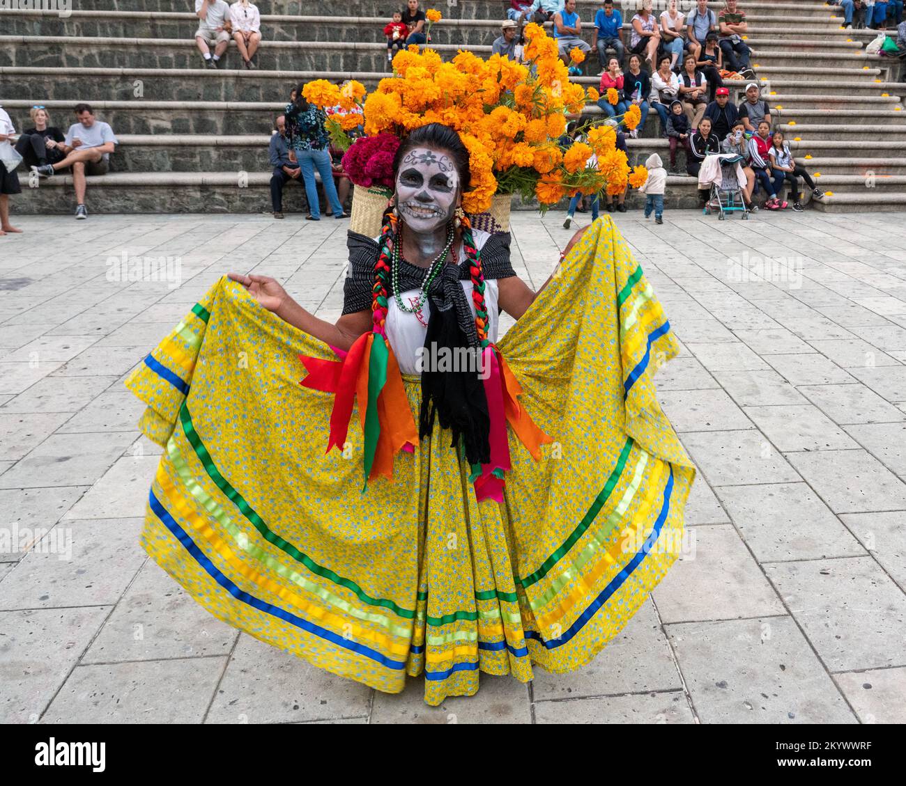 Eine Frau mit Gesicht bemalt und gekleidet für einen Kostümwettbewerb zur Todestag-Feier in Oaxaca, Mexiko. Stockfoto