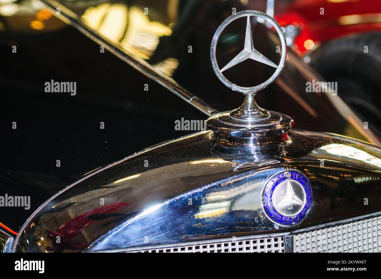 Moskau Region, Russland, 06. Juni 2010. Emblem mit Vintage-Logo Mercedes-Benz 540 K auf der Motorhaube. Stockfoto