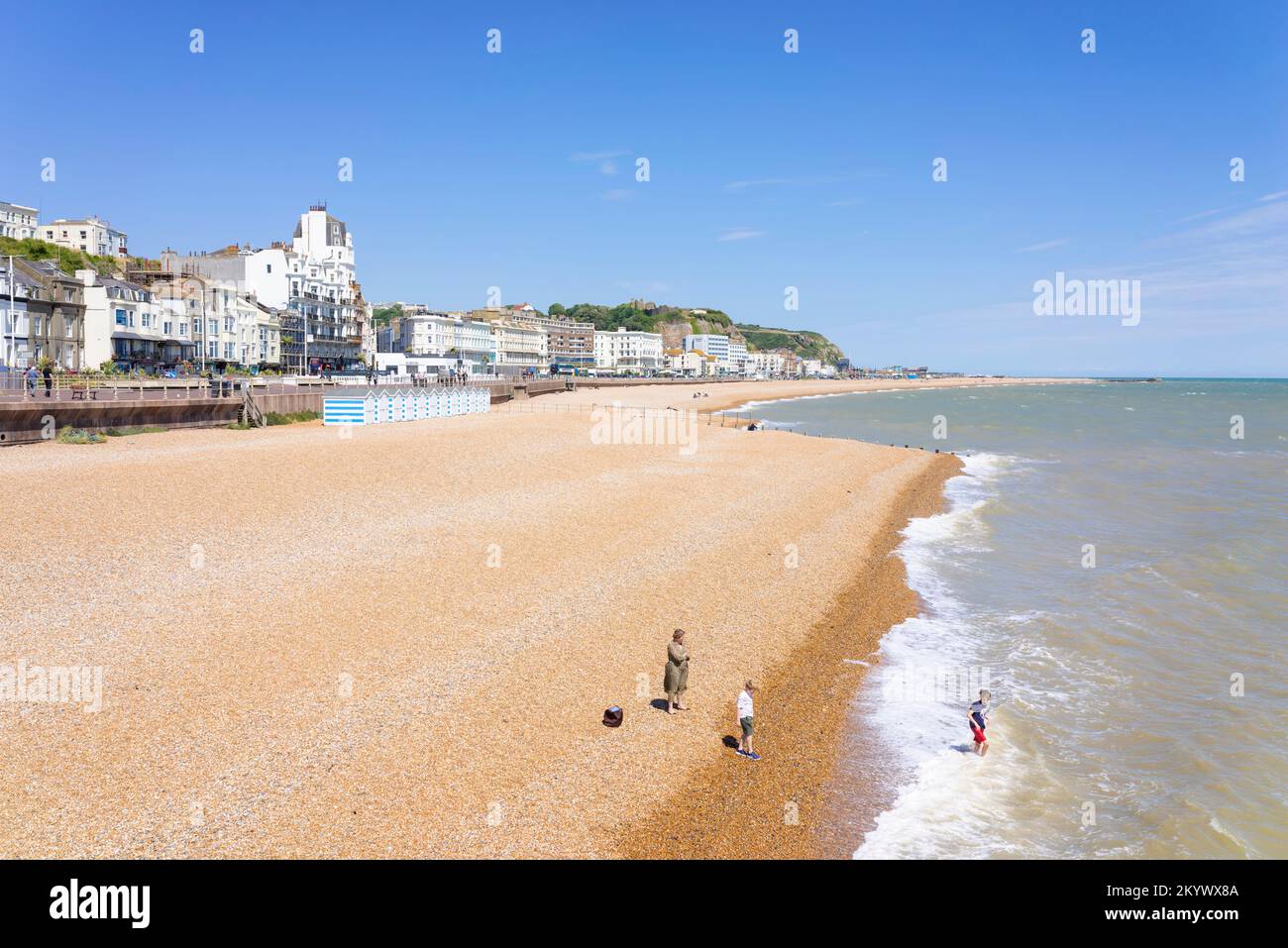 Hastings Beach mit einer Familie, die im Meer spielt Hastings East Sussex England GB Europa Stockfoto