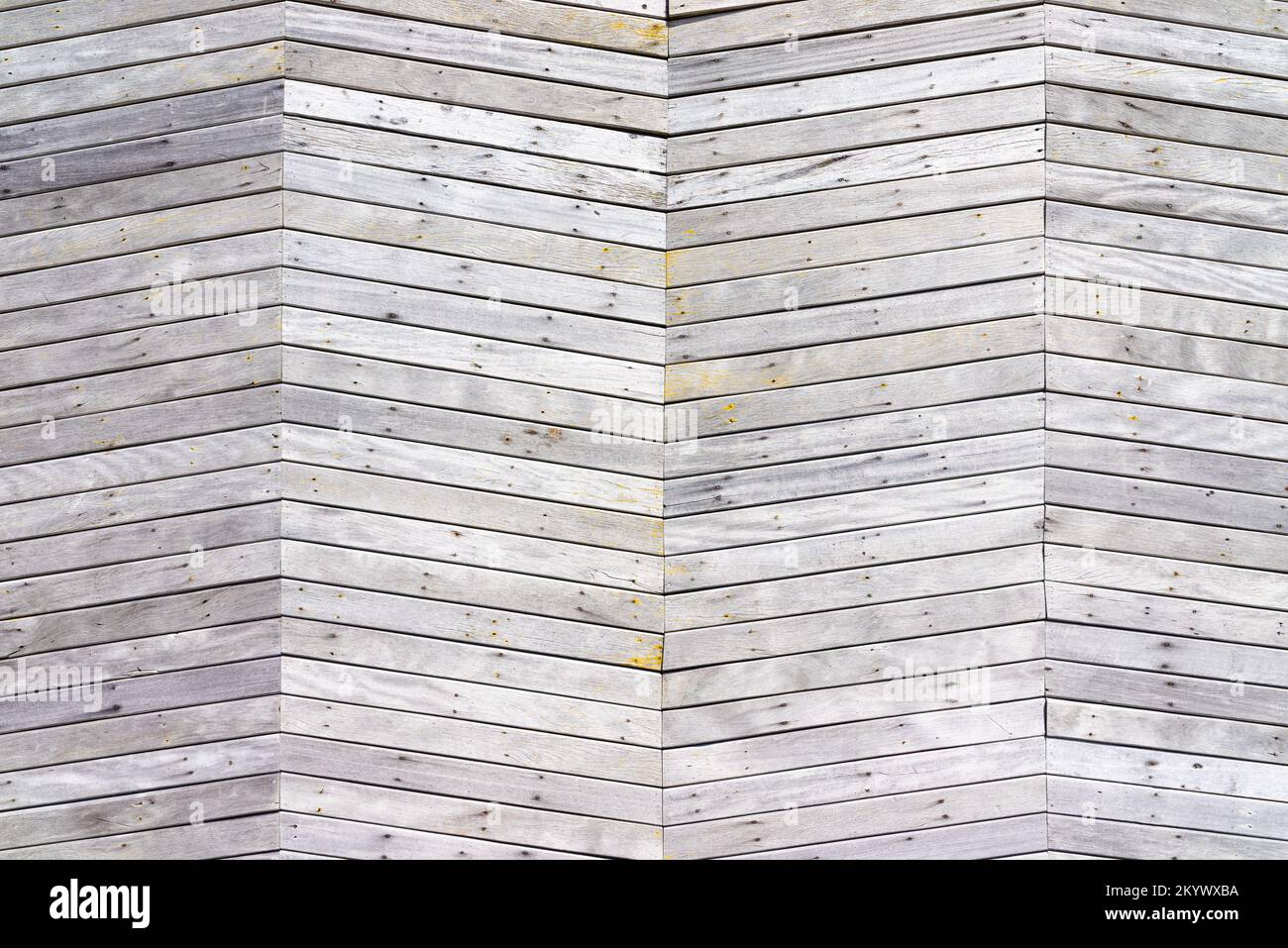 Helle Holzwand mit Chevron-Muster-Texturhintergrund Stockfoto