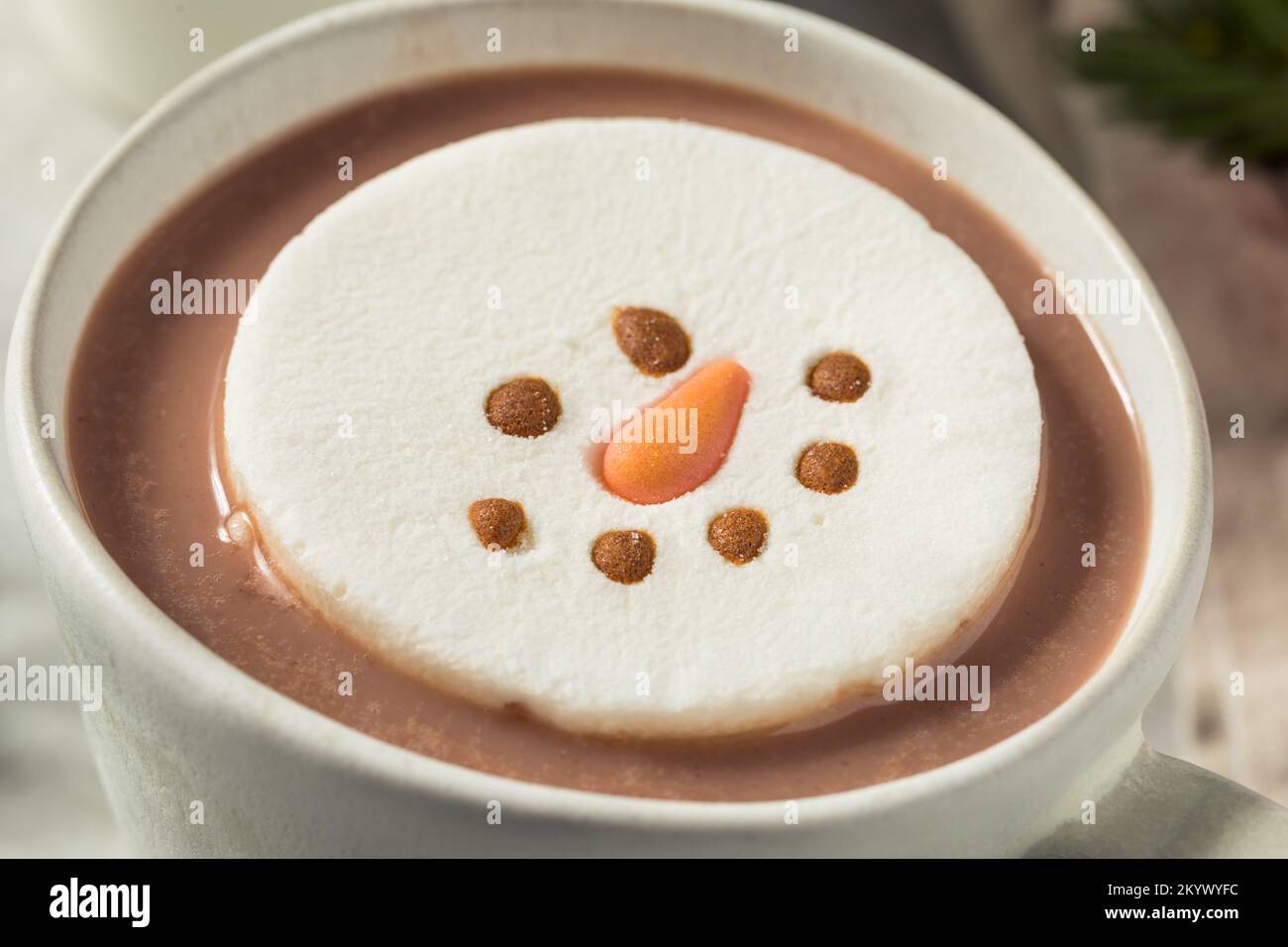 Warme heiße Schokolade mit einem Schneemann Marshmallow, der zum Trinken bereit ist Stockfoto