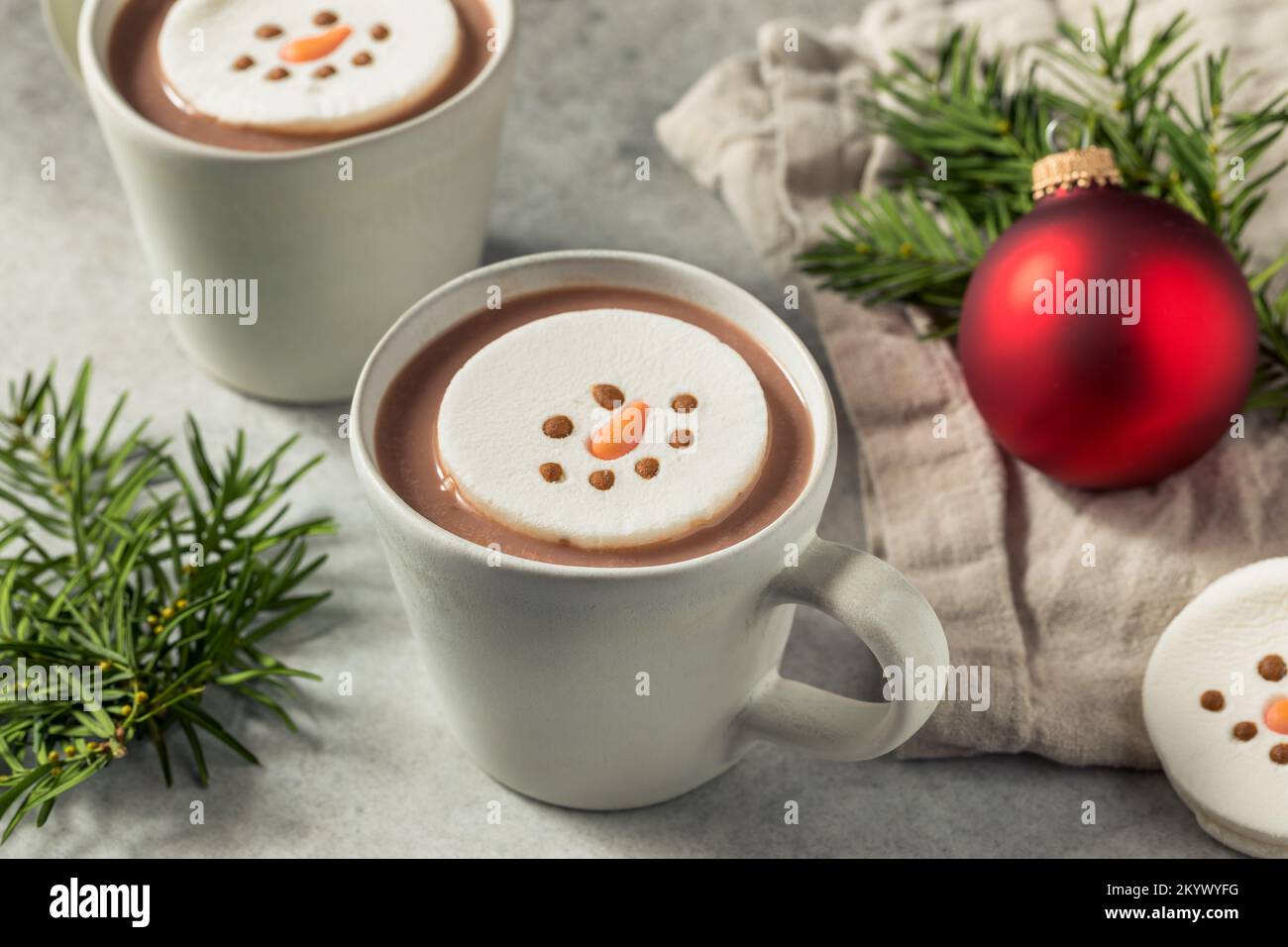 Warme heiße Schokolade mit einem Schneemann Marshmallow, der zum Trinken bereit ist Stockfoto