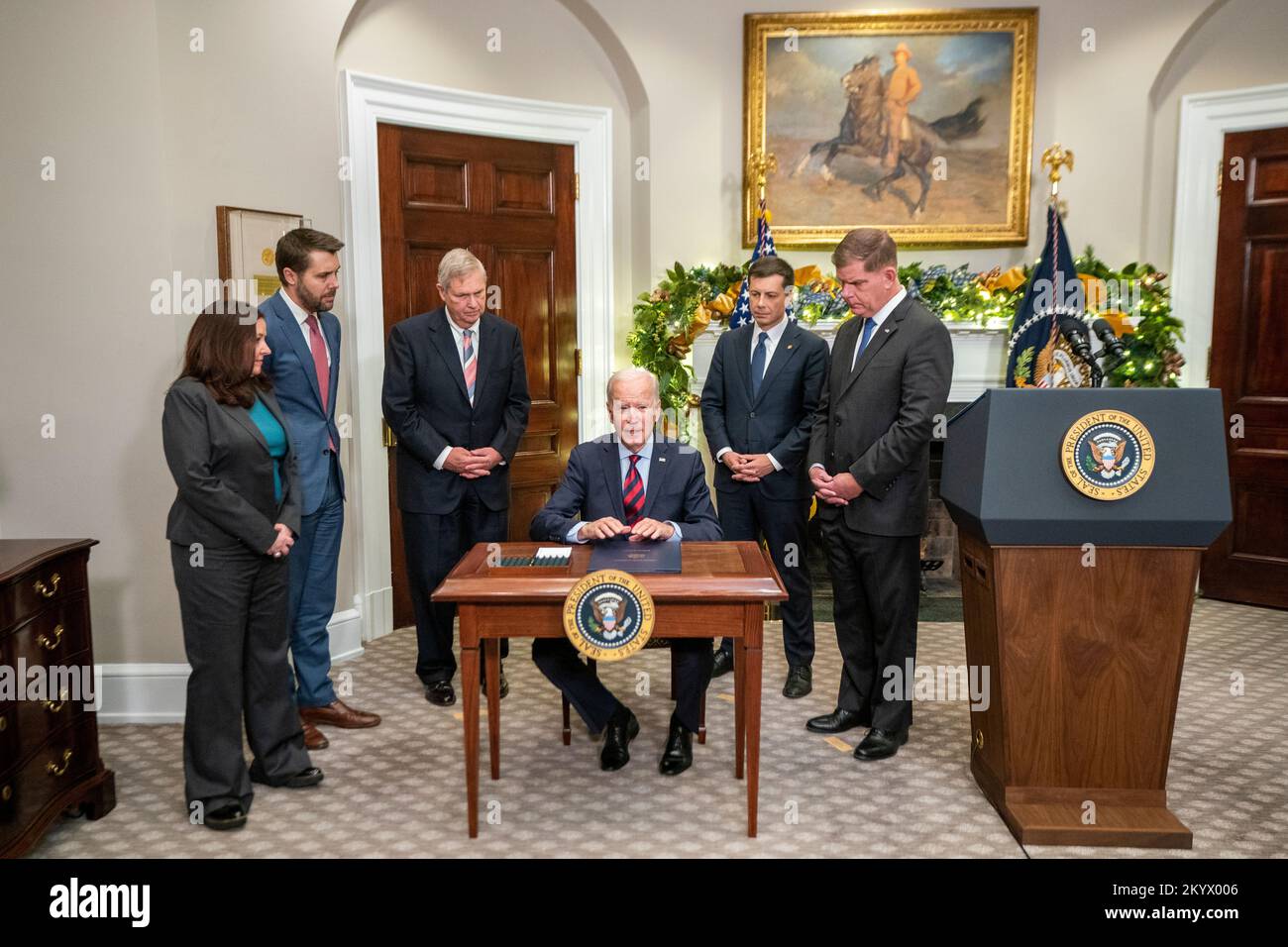 US-Präsident Joe Biden unterzeichnet am 02. Dezember 2022 im Roosevelt Room des Weißen Hauses in Washington, DC, USA eine Resolution zur Verhinderung einer landesweiten Abschaltung der Eisenbahn.Bild von links nach rechts: Celeste Drake, Made in America Director, Office of Management and Budget; Brian Deese, Direktor des National Economic Council; US-Landwirtschaftsminister Tom Vilsack, Präsident Biden, US-Verkehrsminister Pete Buttigieg und US-Arbeitsminister Marty Walsh. Kredit: Shawn Thew/Pool via CNP/MediaPunch Stockfoto