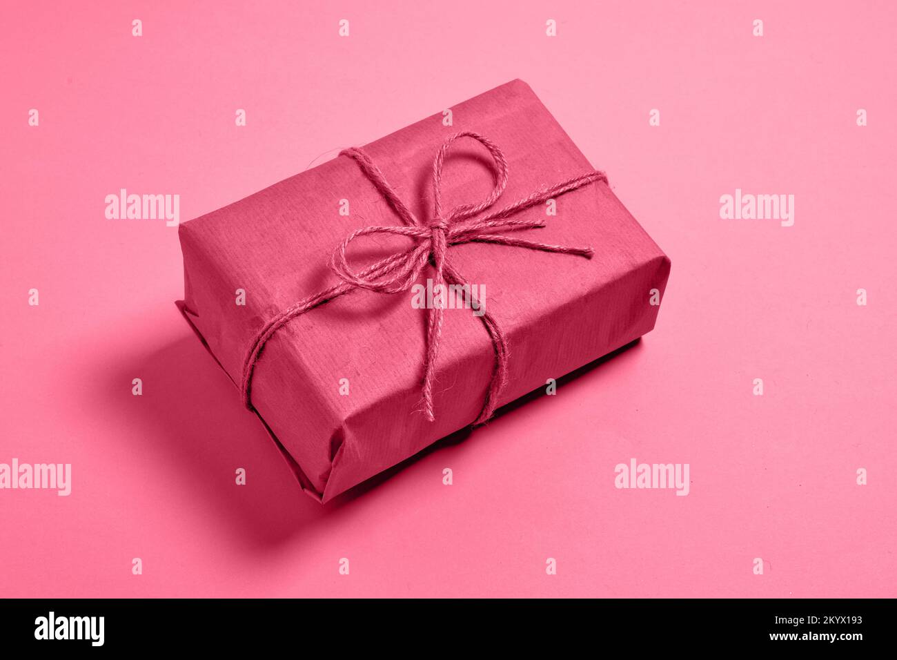 Geschenk in Farbe 2023 Viva Magenta. Darstellung der Farbe von 2023 Jahre Viva Magenta. Speicherplatz kopieren Stockfoto
