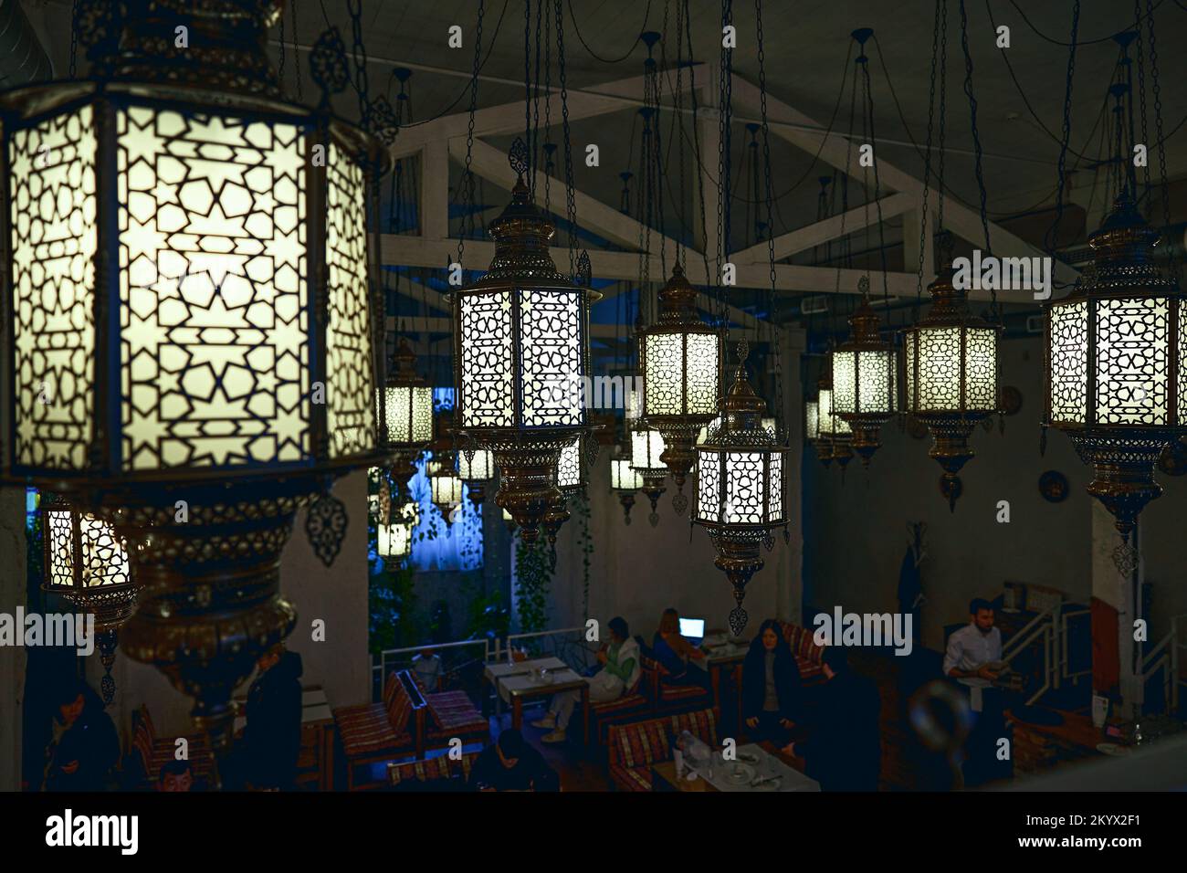 Eine große Anzahl von Lampen im orientalischen Stil hängen von der Decke in der Halle Stockfoto