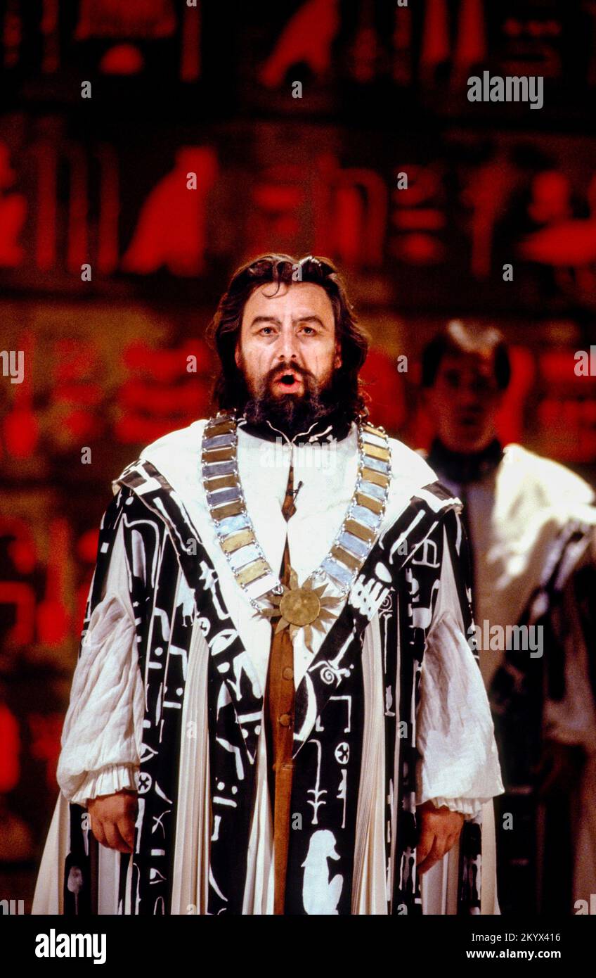 John Connell (Sarastro) in DER ZAUBERFLÖTE der englischen Nationaloper (ENO), London Coliseum, London WC2 24/08/1989 Musik: Wolfgang Amadeus Mozart libretto: Emanuel Schikaneder Übersetzung: Jeremy Sams Dirigent: Lothar Zagrosek Design: Bob Crowley Beleuchtung: Nick Chelton ursprünglicher Regisseur: Nicholas Hytner Stockfoto