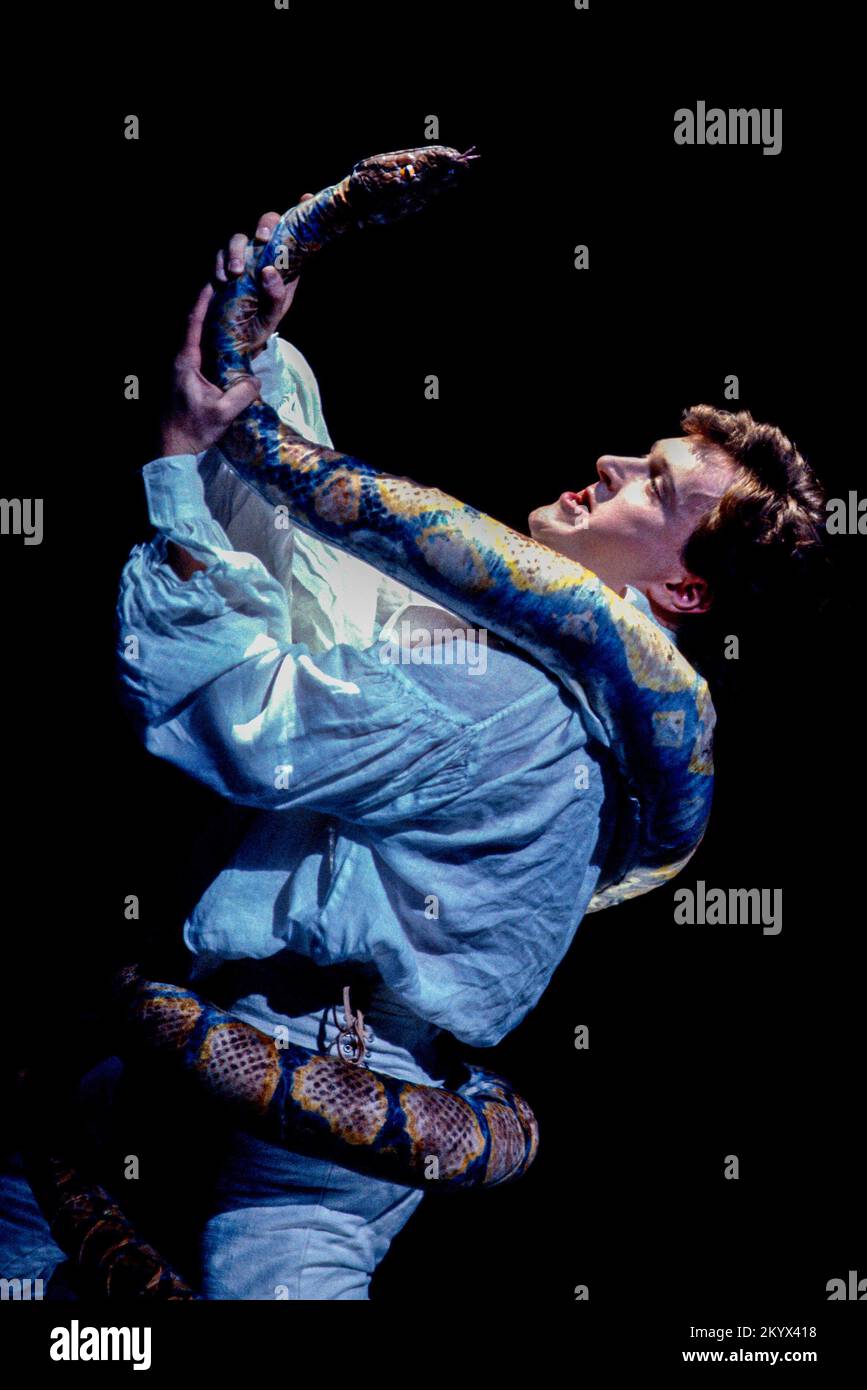 Neill Archer (Tamino) in DER ZAUBERFLÖTE der englischen Nationaloper (ENO), London Coliseum, London WC2 24/08/1990 Musik: Wolfgang Amadeus Mozart libretto: Emanuel Schikaneder Übersetzung: Jeremy Sams Dirigent: Jane Glover Design: Bob Crowley Beleuchtung: Nick Chelton Regisseur: Nicholas Hytner Stockfoto