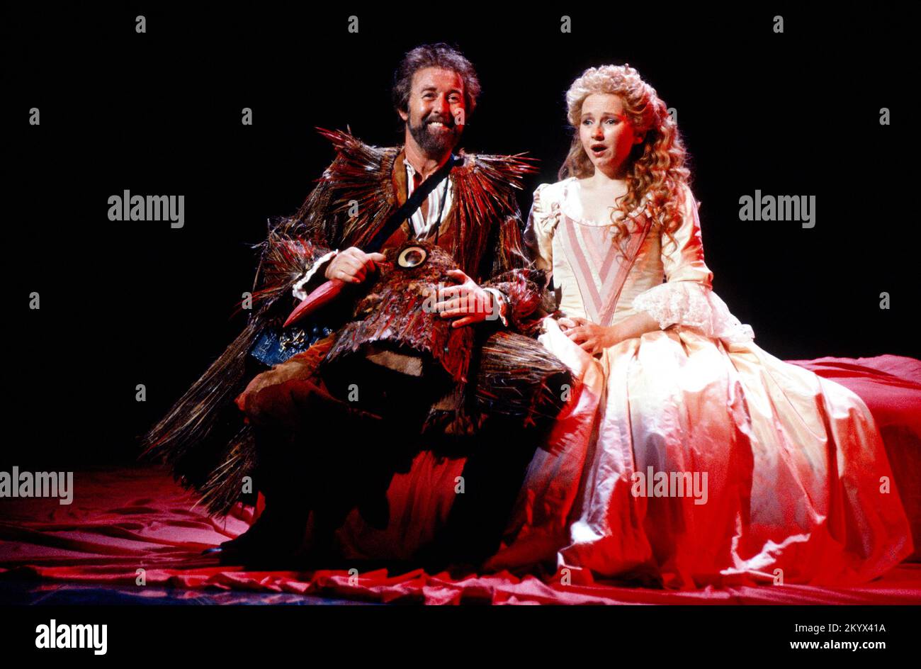 Benjamin Luxon (Papageno), Cathryn Pope (Pamina) in DER ZAUBERFLÖTE der englischen Nationaloper (ENO), London Coliseum, London WC2 24/08/1990 Musik: Wolfgang Amadeus Mozart libretto: Emanuel Schikaneder Übersetzung: Jeremy Sams Dirigent: Jane Glover Design: Bob Crowley Beleuchtungsdirektor: Nick Chelton Hyeltner Stockfoto