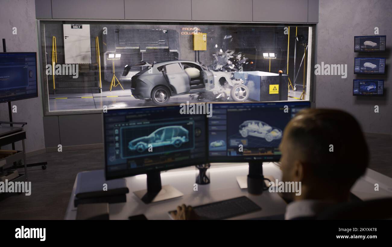 Ein Ingenieur in einem Crashtest-Labor simuliert einen Verkehrsunfall mit einem Crashtest-System, um die Sicherheitsparameter eines umweltfreundlichen, hochmodernen Elektrofahrzeugs zu ermitteln, das gerade entwickelt wird. Stockfoto