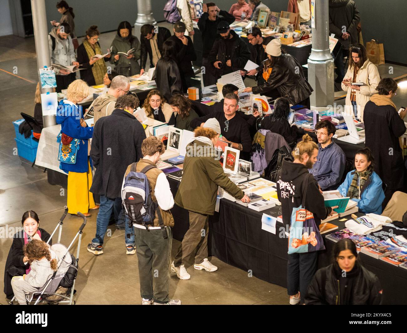 Menschenmassen bei Offprint, Photo-Book Fair, Part of Paris Photo, Pavillon de l'Arsenal, Paris, Frankreich, Europa, EU. Stockfoto