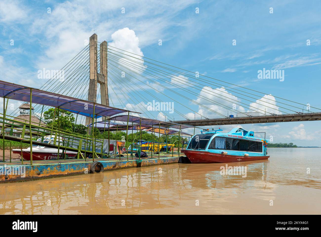 Transportboote und Hängebrücke am Napo River in Francisco de Orellana oder Coca City, Ecuador. Stockfoto