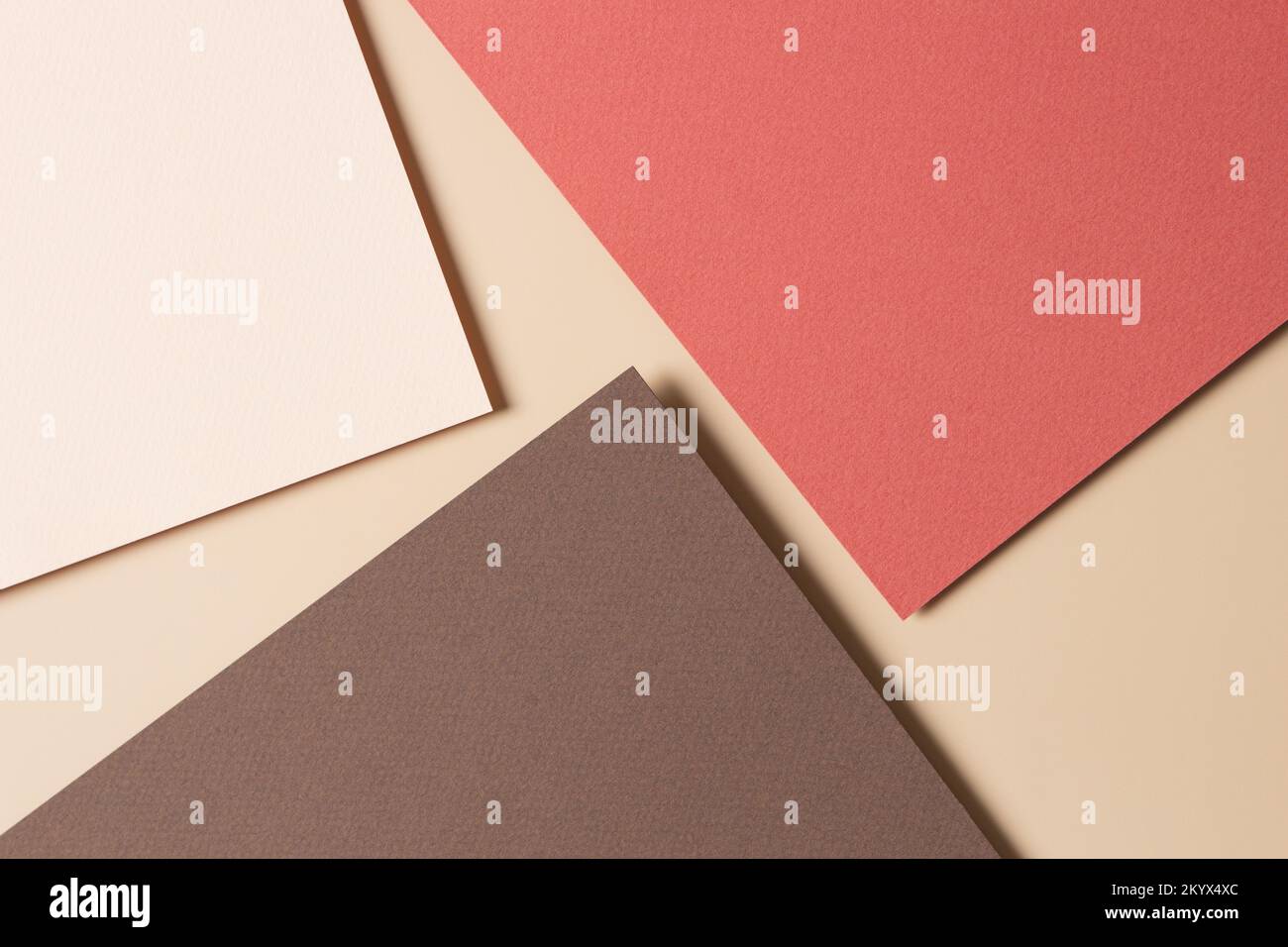 Abstrakte Farbpapiere Geometrie Komposition Hintergrund mit beige und braune Töne Stockfoto