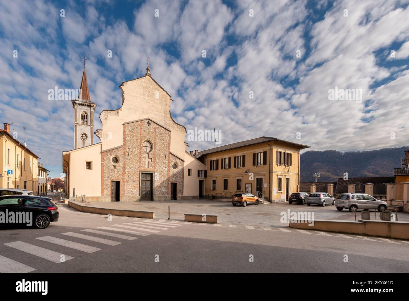 Borgo San Dalamazzo, Cuneo, Italien - 01. Dezember 2022: Die Pfarrkirche der antiken Abtei San Dalmazzo di Pedona in der Stadt des Kaltwassers Stockfoto