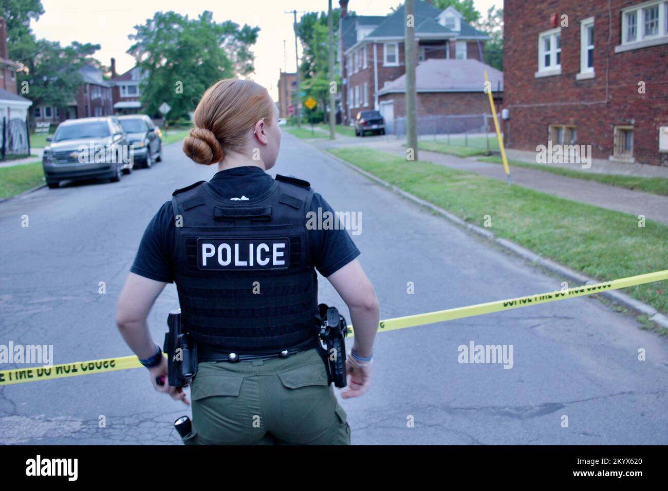 Ein Polizist der Detroit Polizei bewacht einen Tatort, an dem eine Schießerei stattfand Stockfoto