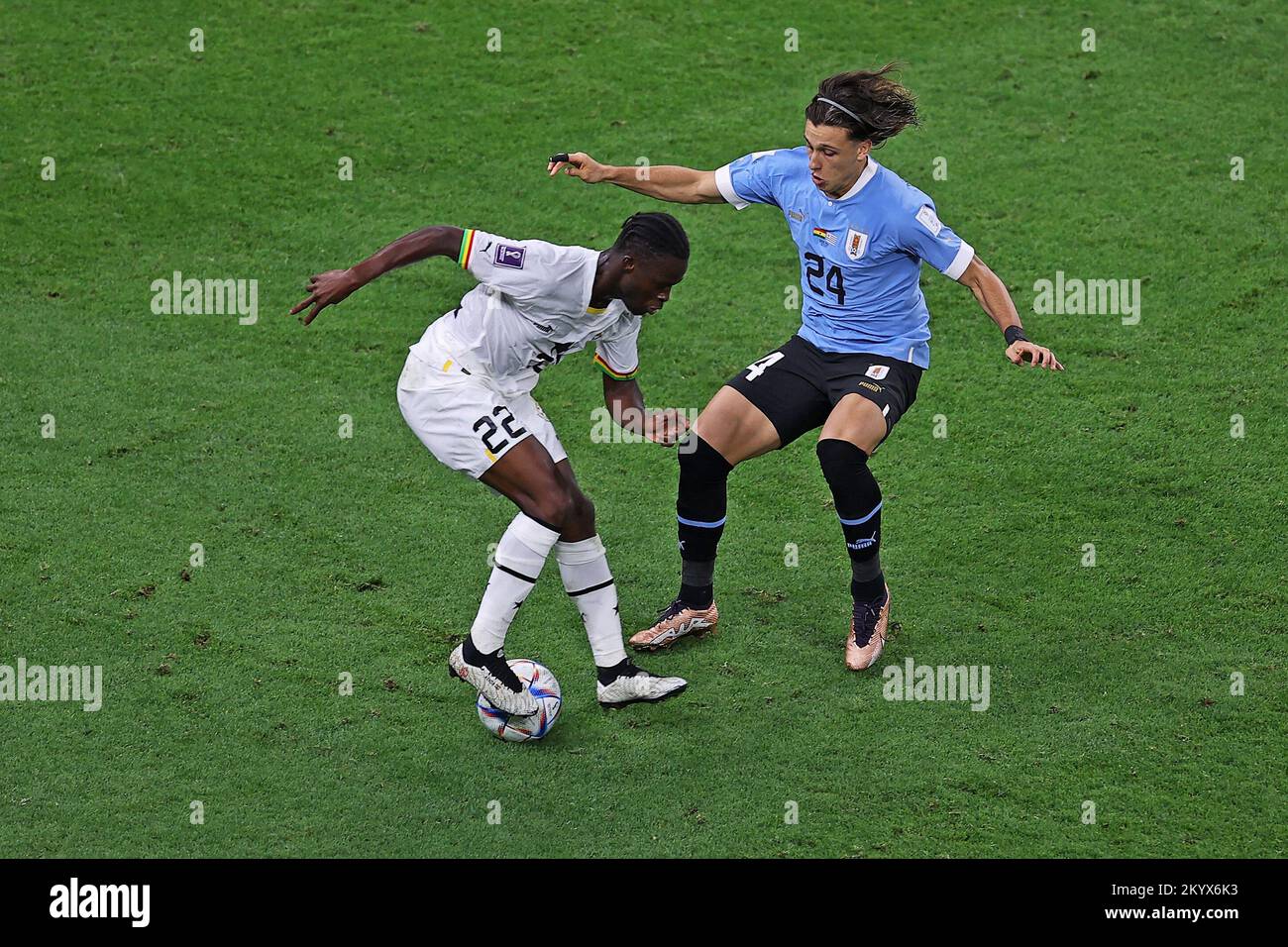 Katar. 02.. Dezember 2022. 2.. Dezember 2022; Stadium Al Janoub, Katar: FIFA Fußball-Weltmeisterschaft, Ghana gegen Uruguay: Kamal Deen Sulemana von Ghana fordert Agust&#xed;n Canobbio von Uruguay Credit: Action Plus Sports Images/Alamy Live News Stockfoto