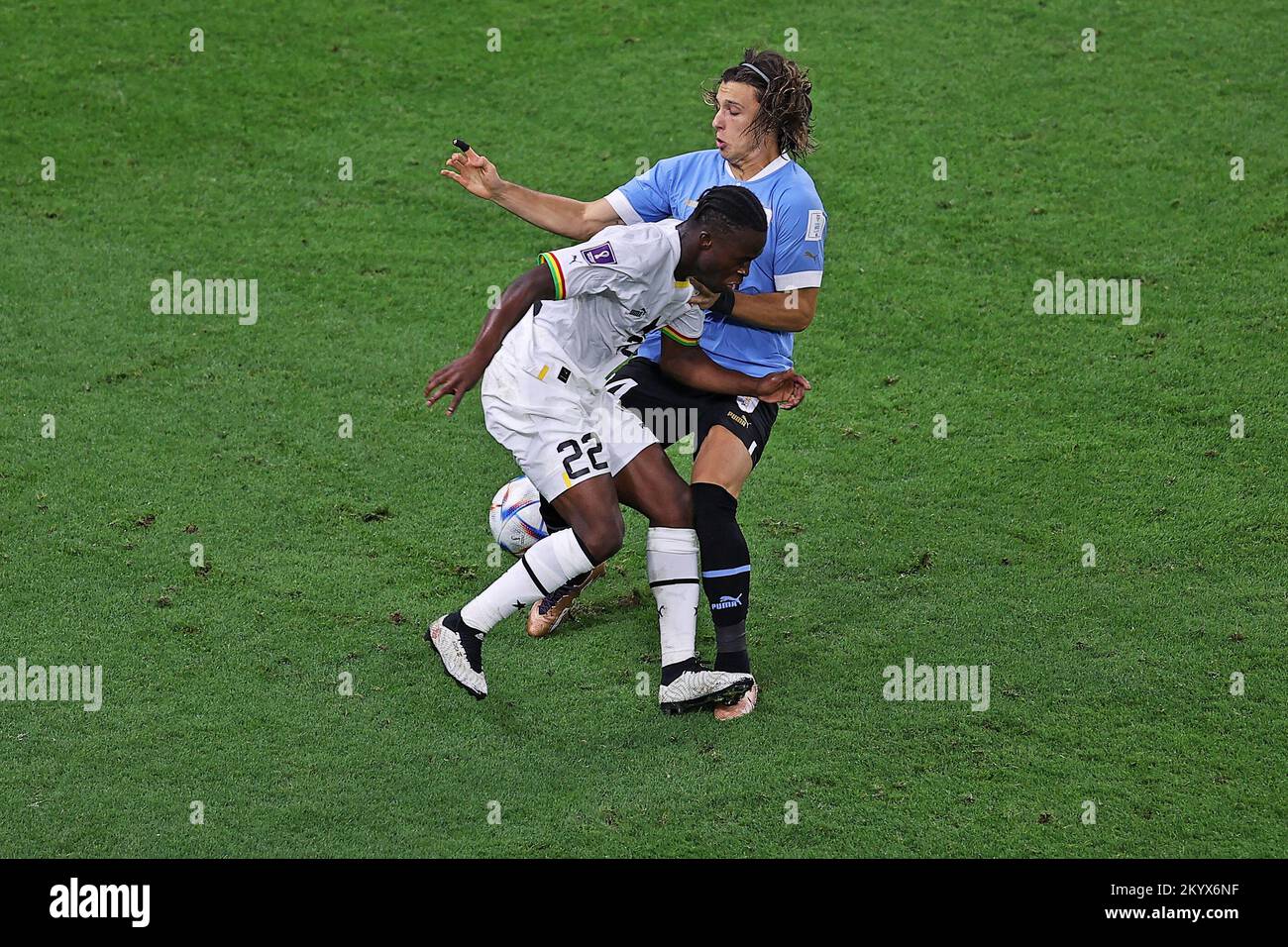 Katar. 02.. Dezember 2022. 2.. Dezember 2022; Stadium Al Janoub, Katar: FIFA Fußball-Weltmeisterschaft, Ghana gegen Uruguay: Kamal Deen Sulemana von Ghana fordert Agust&#xed;n Canobbio von Uruguay Credit: Action Plus Sports Images/Alamy Live News Stockfoto