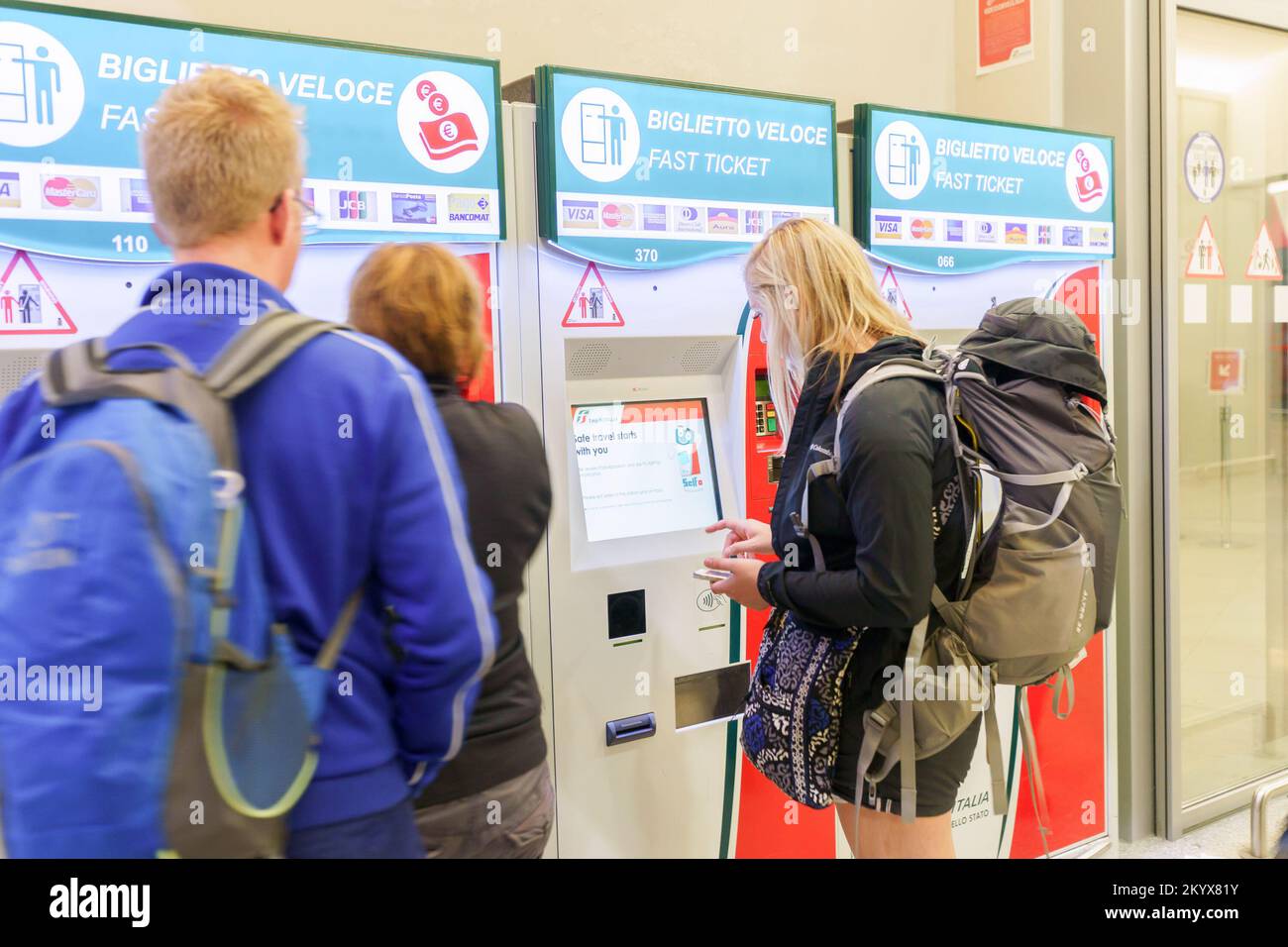 VENEDIG - 14. SEPTEMBER 2014: Ticketschalter am Bahnhof von Venedig. Venedig ist eine Stadt im Nordosten Italiens auf einer Gruppe von 118 kleinen Inseln Stockfoto