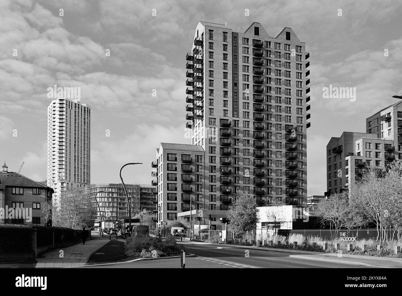 Neue Appartementhäuser, einschließlich der Hale Wharf-Baustelle in Tottenham Hale, North London, Großbritannien, von der Ferry Lane aus gesehen Stockfoto