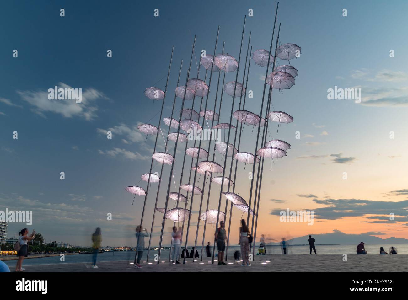 Thessaloniki, Griechenland - 29. September 2022: Die Schirme von Zongolopoulos bei Sonnenuntergang. Stockfoto