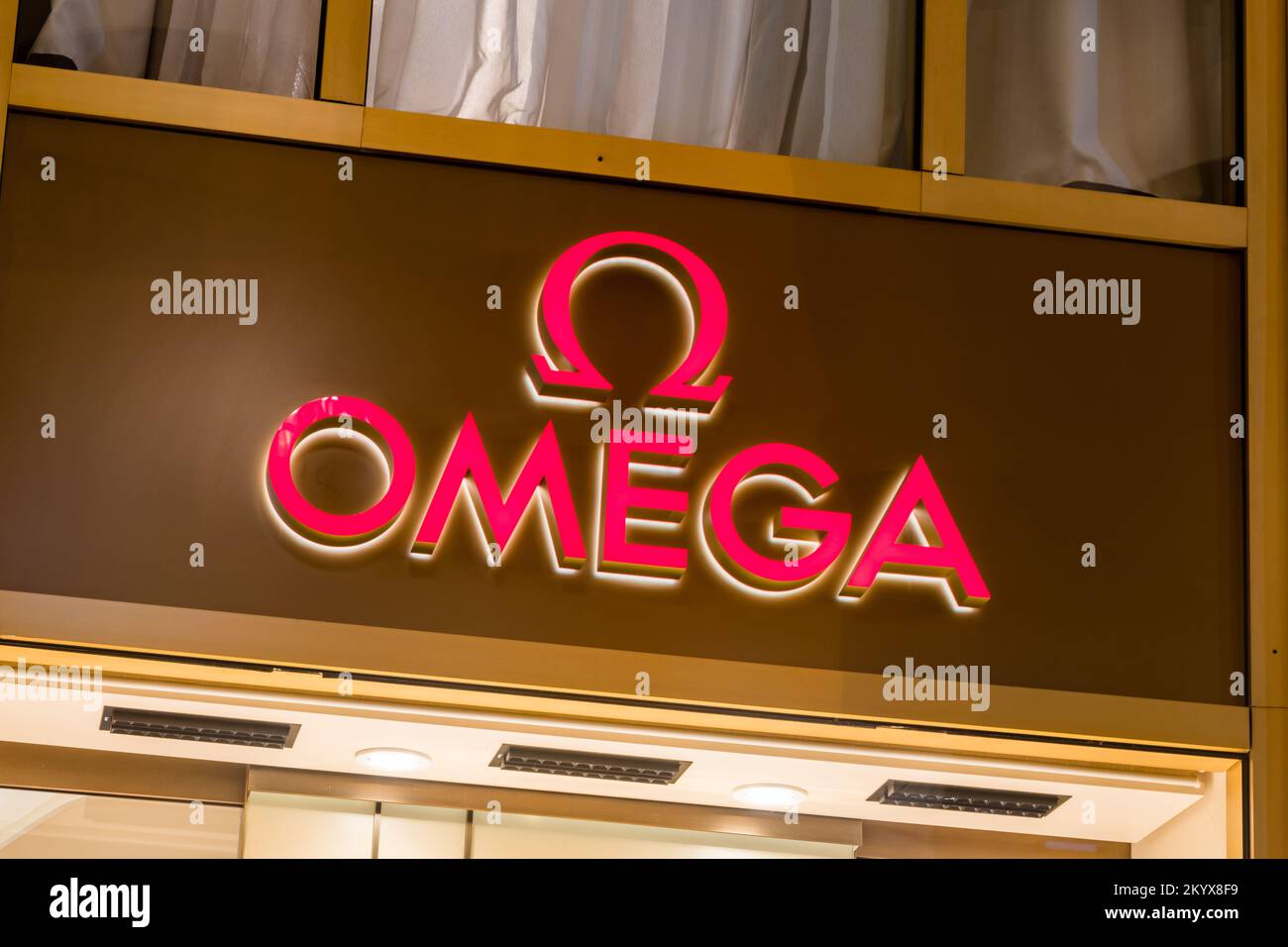Thessaloniki, Griechenland - 29. September 2022: Logo von Omega, Schweizer Luxusuhrmacher. Stockfoto