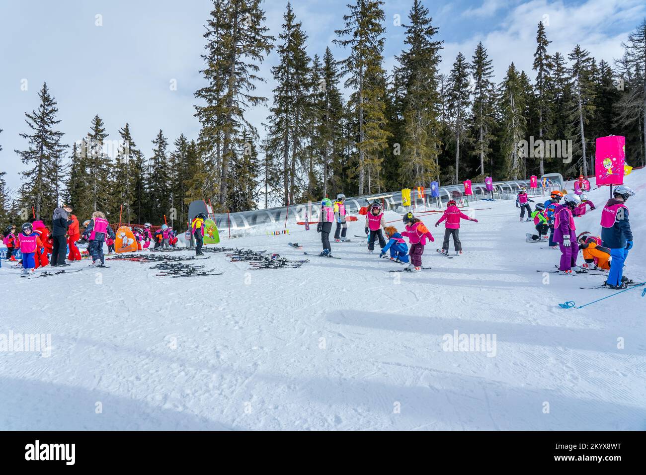 Les Arcs, Frankreich - 15.02.2022 : Clubmed Les Arcs Panorama, Lehrer unterrichtet Kind fürs Skifahren. Aktivitäten für Kinder im Freien, die Kinder Ski im Ski sind Stockfoto