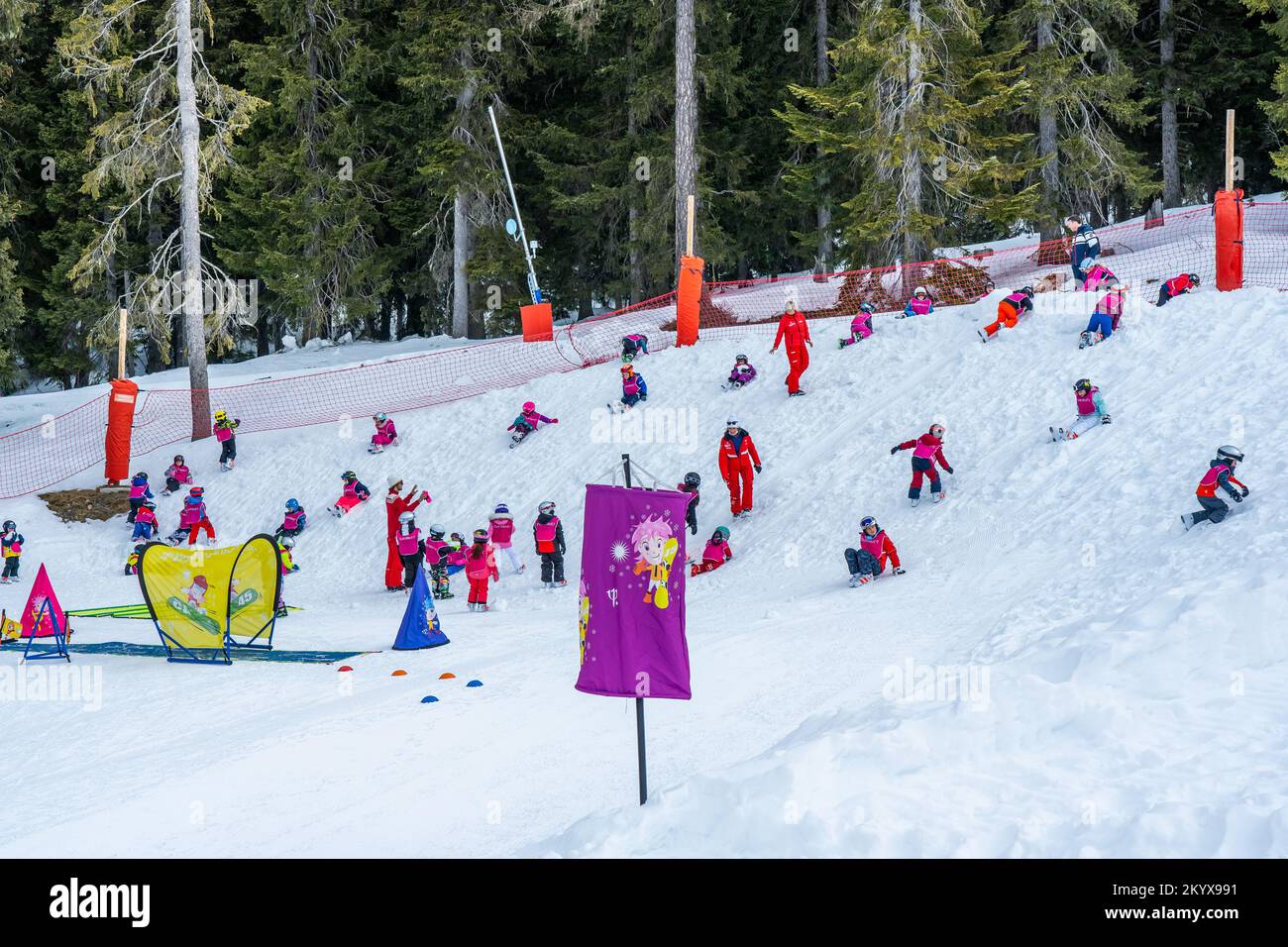 Les Arcs, Frankreich - 15.02.2022 : Clubmed Les Arcs Panorama, Lehrer unterrichtet Kind fürs Skifahren. Aktivitäten für Kinder im Freien, die Kinder Ski im Ski sind Stockfoto