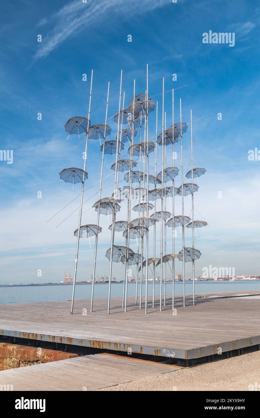 Thessaloniki, Griechenland - 29. September 2022: Schirmskulptur von George Zongolopoulos am Meer. Stockfoto