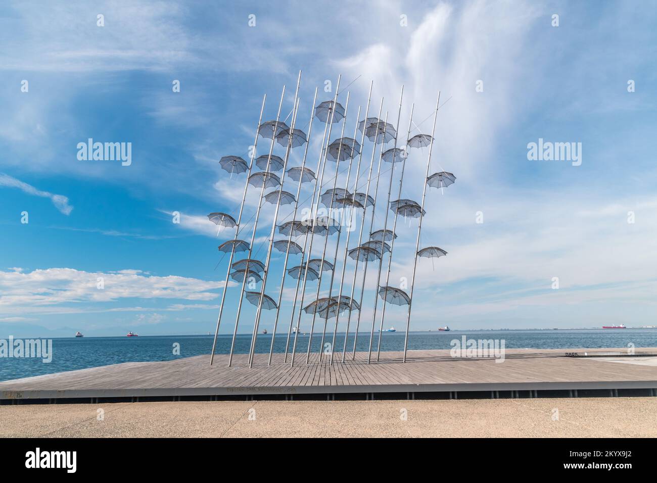 Thessaloniki, Griechenland - 29. September 2022: Schirmskulptur von George Zongolopoulos. Stockfoto