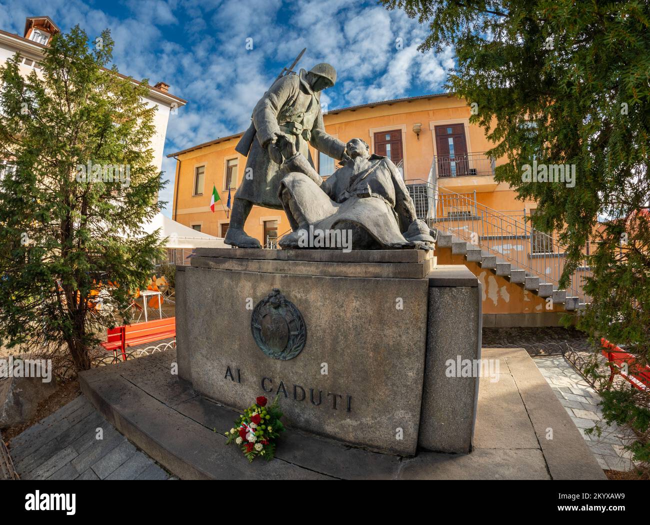 Borgo San Dalmazzo, Cuneo, Italien - 01. Dezember 2022: Denkmal der Gefallenen der Kriege auf der piazza Liberazione (Freiheitsplatz) in der Nähe des Rathauses Stockfoto