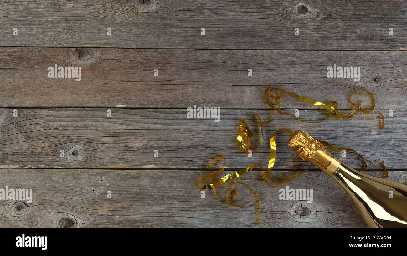 Hintergrund der Neujahrsfeier mit goldenen Champagnerflaschen und Partysendern. Perfekt für andere Veranstaltungen wie Weihnachten, Geburtstag oder Hochzeitstag Stockfoto