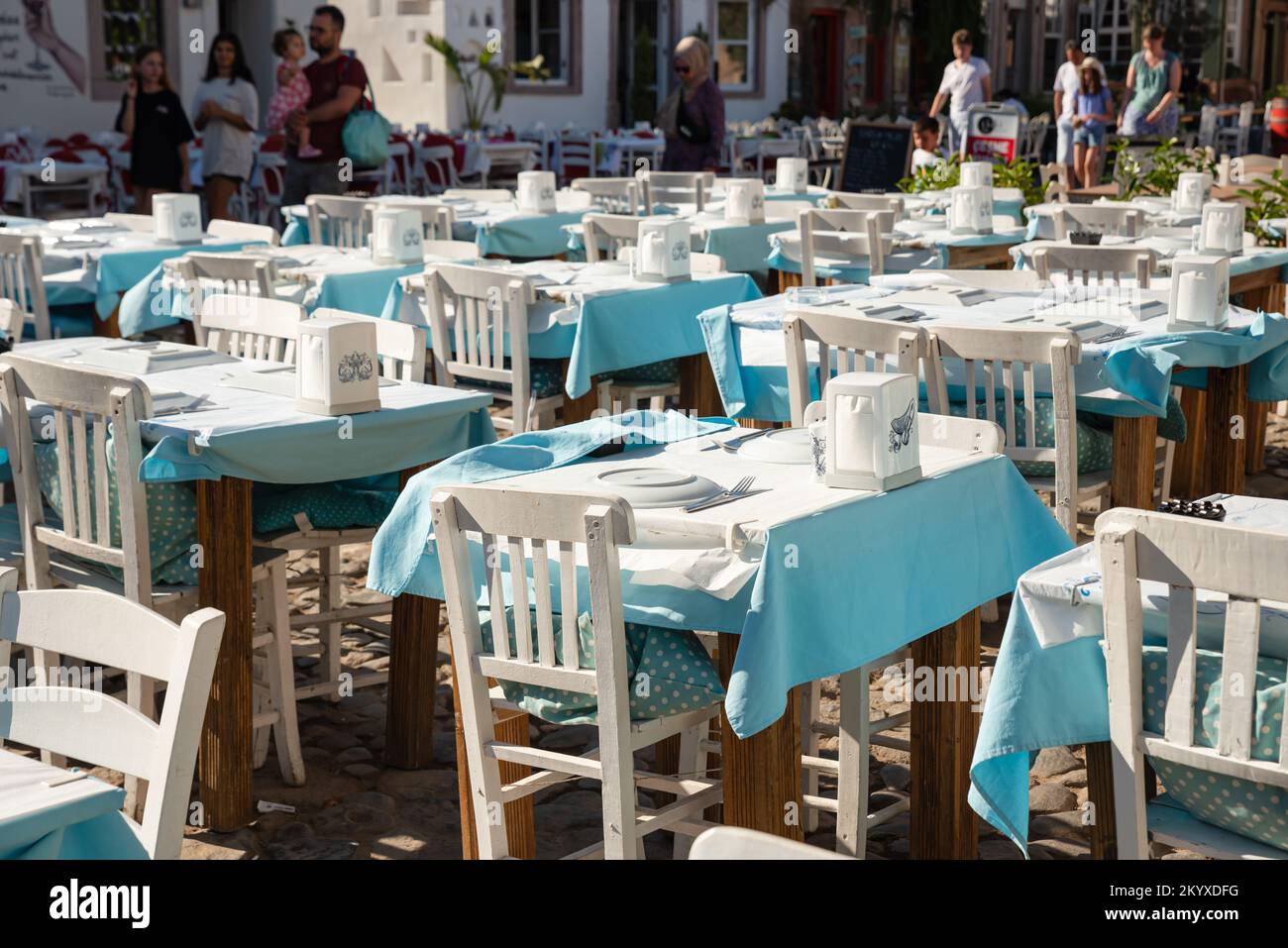 Ayvalik, Türkei - 19. Juli 2022 : Straßenblick auf Cunda Island in Ayvalik. Orte, an denen Menschen Spaß im Freien haben Stockfoto