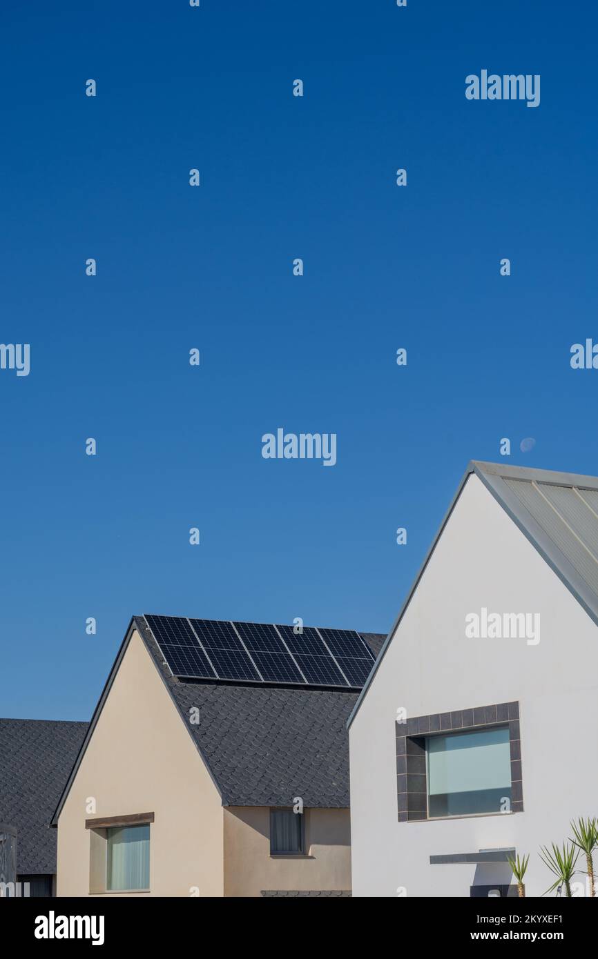 Alpenhaus mit Sonnenkollektoren Stockfoto