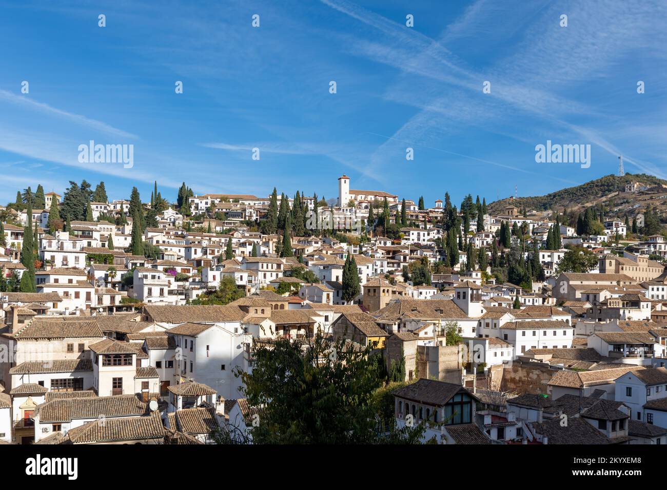 Granadas Albaicin-Viertel (Weltkulturerbe) vom Aussichtspunkt La Churra aus gesehen, auf dem Alhambra-Hügel, ein sonniger Wintervormittag Stockfoto