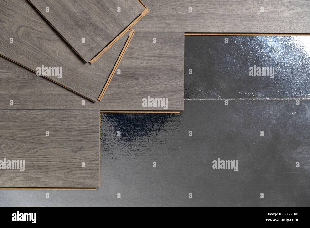 Installation von schwimmenden Boden, Unterlage mit Laminatplatten. Heimwerkerkonzept. Banner mit Kopierbereich. Stockfoto