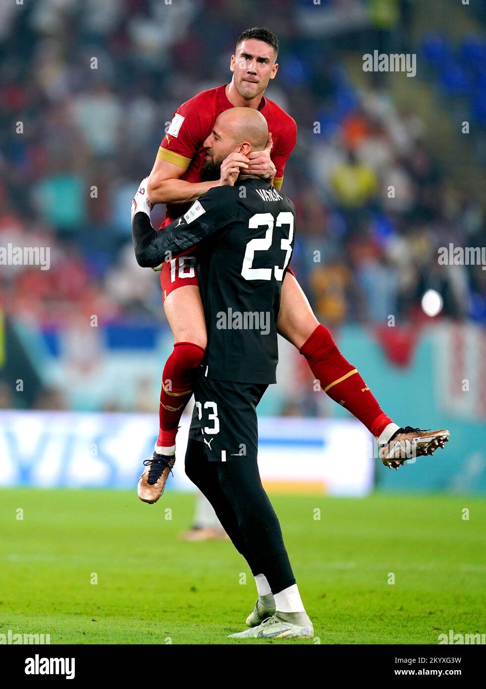 Serbiens Dusan Vlahovic (links) feiert gemeinsam mit der Torhüterin Vanja Milinkovic-Savic das zweite Tor ihrer Seite des Spiels während des FIFA-Weltmeisterschafts-G-Spiels im Stadium 974 in Doha, Katar. Foto: Freitag, 2. Dezember 2022. Stockfoto