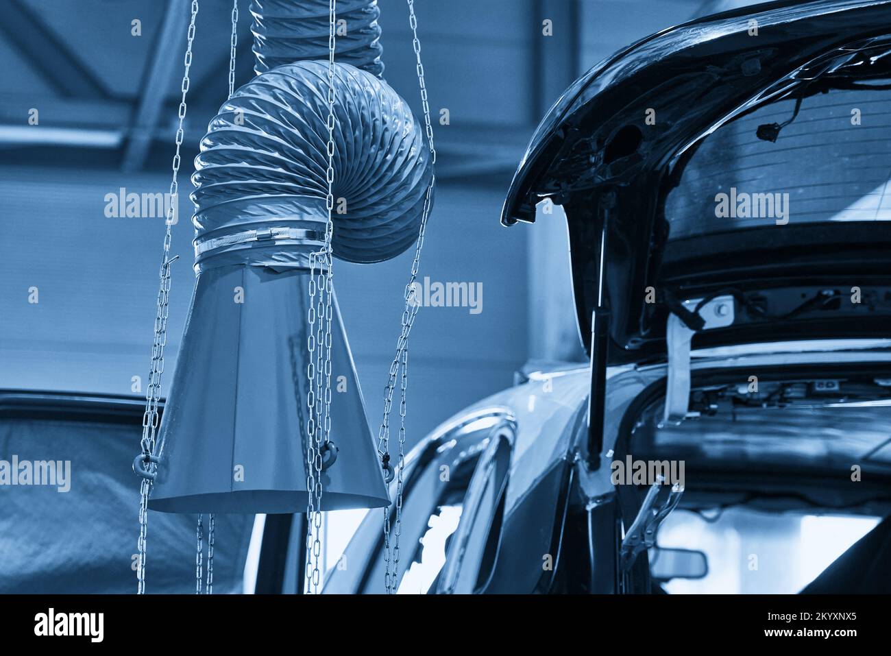 Haube eines industriellen Luftabsaugers in der Autowerkstatt Stockfoto
