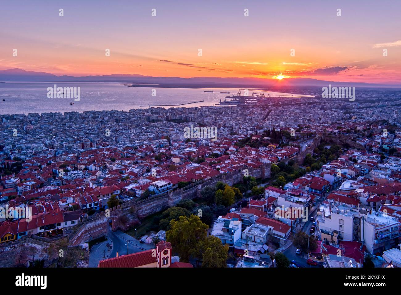 Aus der Vogelperspektive sehen Sie das alte byzantinische Schloss und die berühmte Stadt Thessaloniki oder Salonica bei Sonnenuntergang, Nordgriechenland Stockfoto