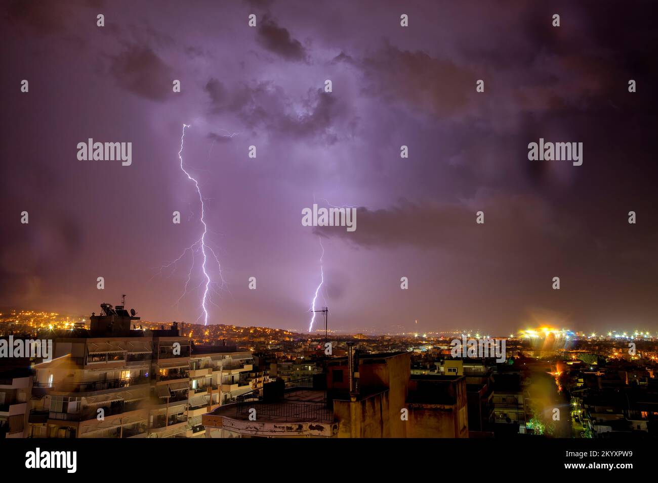 Stadtblick bei Nacht unter Gewitter mit Blitzschlag. Starker Blitz während eines Gewitters in der Stadt. Wolke an Erde, elektrischer Blitz Stockfoto