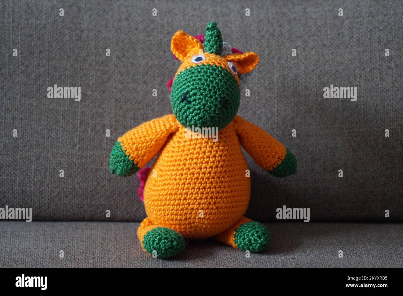 Gehäkelte Handwerker, Einhörner, mythische Kreaturen Stockfoto