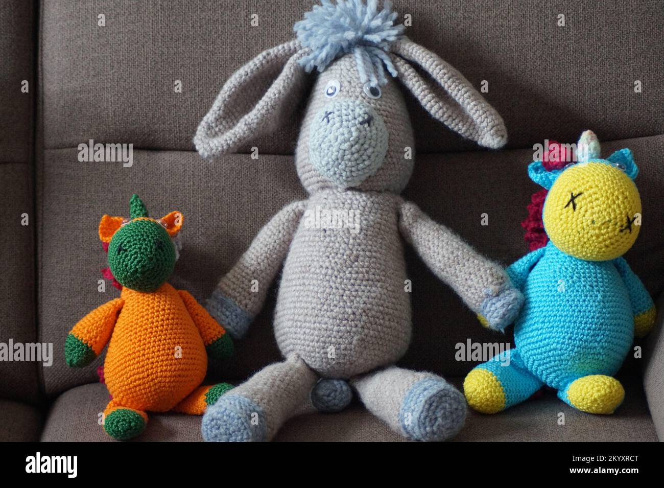 Gehäkelte Handarbeit Tiere Einhörner und Esel mythische Kreaturen Stockfoto