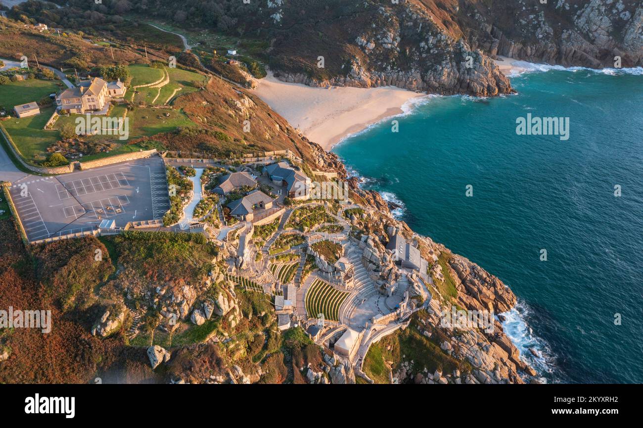 Luftdrohnen-Landschaftsbild des Minnack Theatre Vorgewende um den Porthcurno-Strand in Cornwall England bei Sonnenaufgang Stockfoto