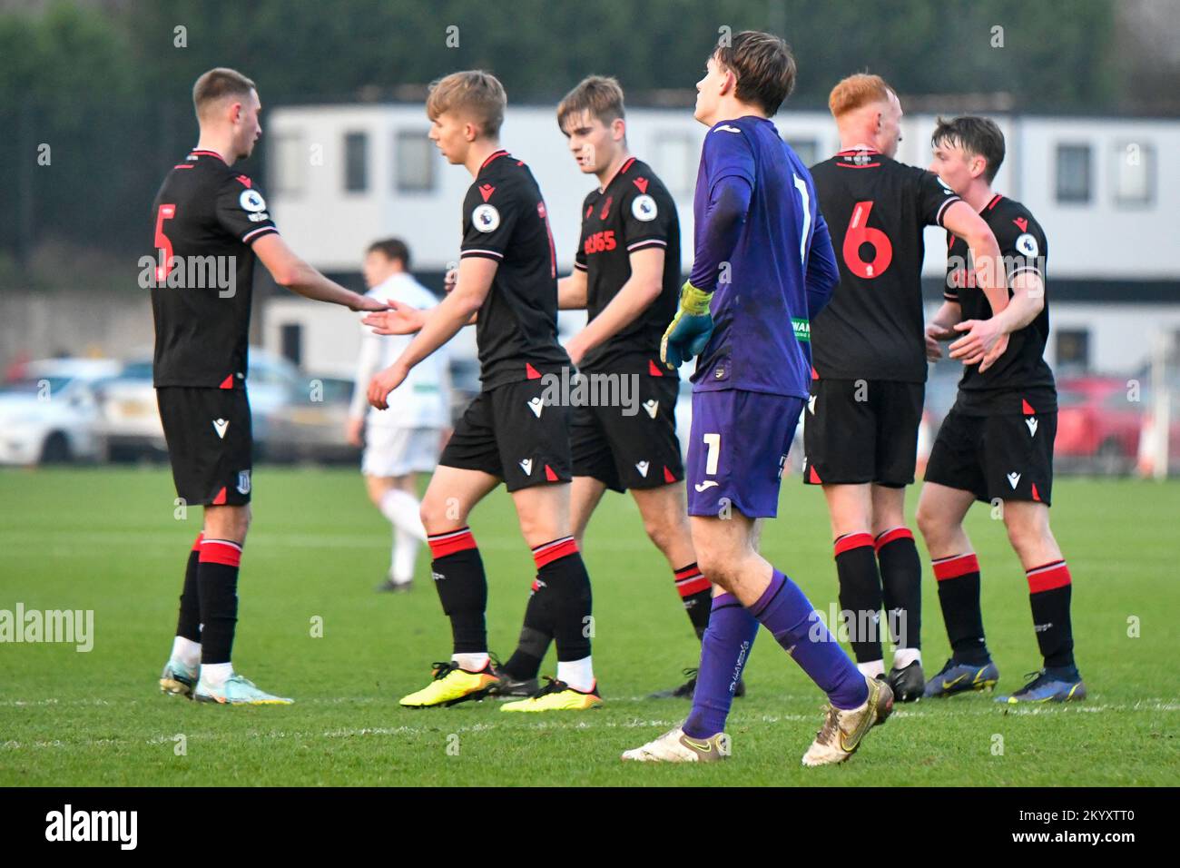 Swansea, Wales. 2. Dezember 2022 Die Spieler von Stoke City feiern am 2. Dezember 2022 in der Swansea City Academy in Swansea, Wales, Großbritannien, ihr viertes Tor beim Premier League Cup zwischen Swansea City under 21 und Stoke City under 21. Kredit: Duncan Thomas/Majestic Media/Alamy Live News. Stockfoto