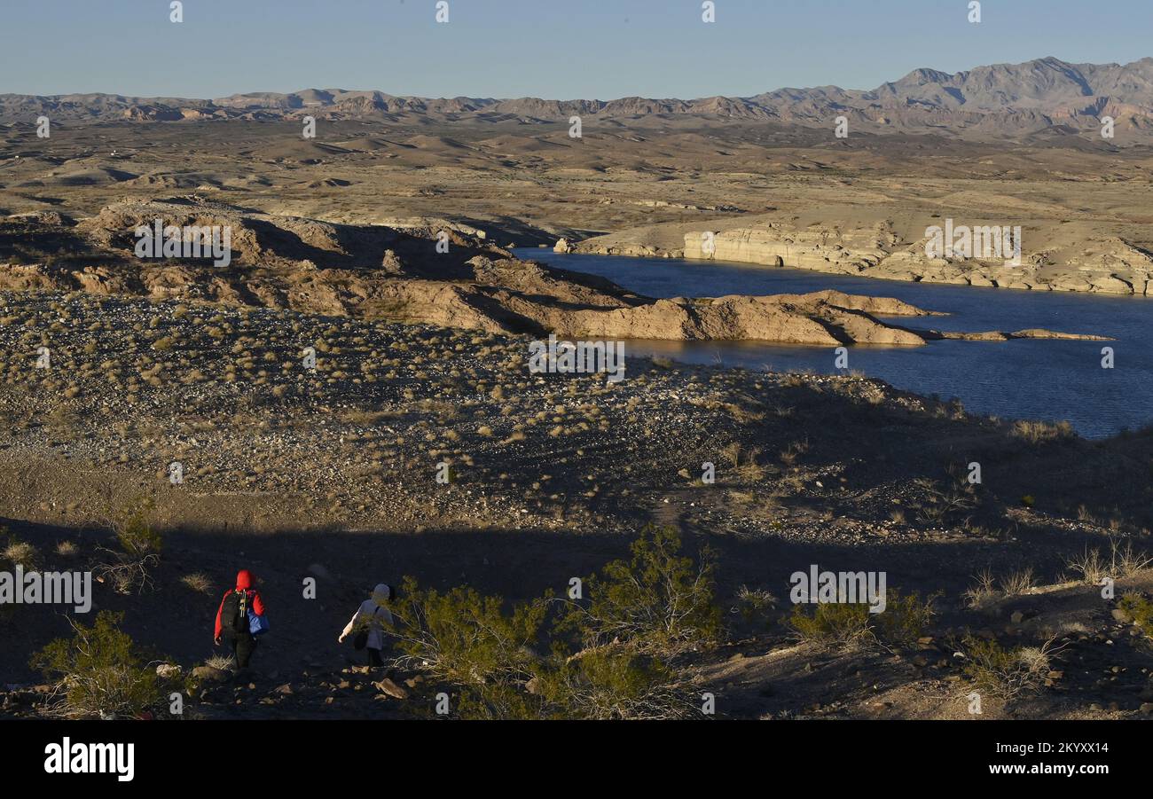 Las Vegas, Usa. 16.. November 2022. Sinkende Wasserstände aufgrund des Klimawandels und 20 Jahre anhaltende Dürre haben die Küsten von Lake Mead verändert, wie auf diesem Aktenfoto am Mittwoch, den 16. November 2022 zu sehen ist. Lake Mead ist 26 Fuß niedriger als sein derzeitiger Stand, nur 19 % der vollen Kapazität des Sees und weit unter dem von der Bundesregierung prognostizierten Wasserstand, der die schwersten Wassereinschnitte im Südwesten auslösen würde. File Photo von Jim Ruymen/UPI Credit: UPI/Alamy Live News Stockfoto