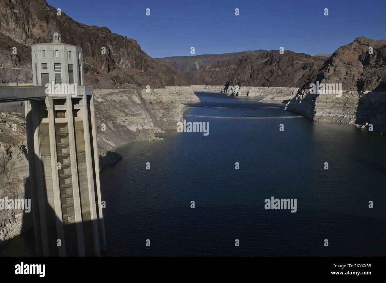 Sinkende Wasserstände aufgrund des Klimawandels und 20 Jahre anhaltende Dürre haben die Küsten von Lake Mead verändert, wie auf diesem Aktenfoto am Mittwoch, den 16. November 2022 zu sehen ist. Die Wassereinlässe des Hoover Dam am Lake Mead und der dahinter liegende „Badewannenring“ zeigen, wie weit das riesige Reservoir unter sein historisches Niveau gefallen ist. Lake Mead ist 26 Fuß niedriger als sein derzeitiges Niveau, Nur 19% der vollen Kapazität des Sees und weit unter dem von der Bundesregierung prognostizierten Wasserstand, der die schwersten Wassereinschnitte im Südwesten auslösen würde. File Photo von Jim Ruymen/UPI Stockfoto