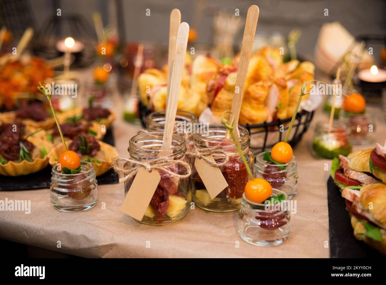 Verpflegung in Gläsern mit Holzgabeln. Viele kalte Snacks, Croissant ...