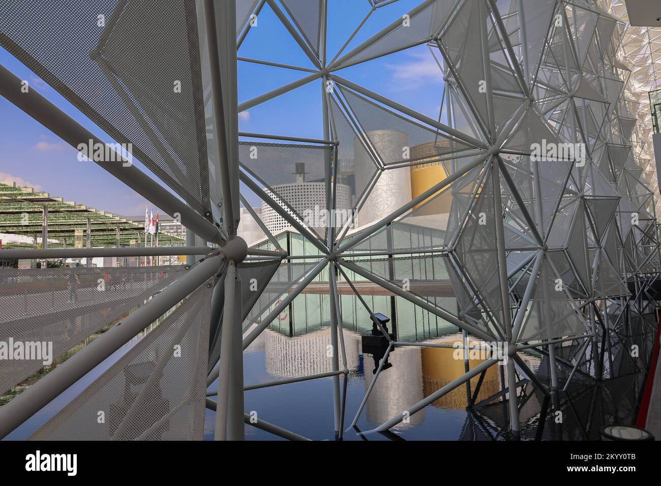 Dubai, VAE - 30. November 2021: Ausstellung EXPO 2020. Ungewöhnliche architektonische Kunstobjekte, Pavillons und Exponate Stockfoto