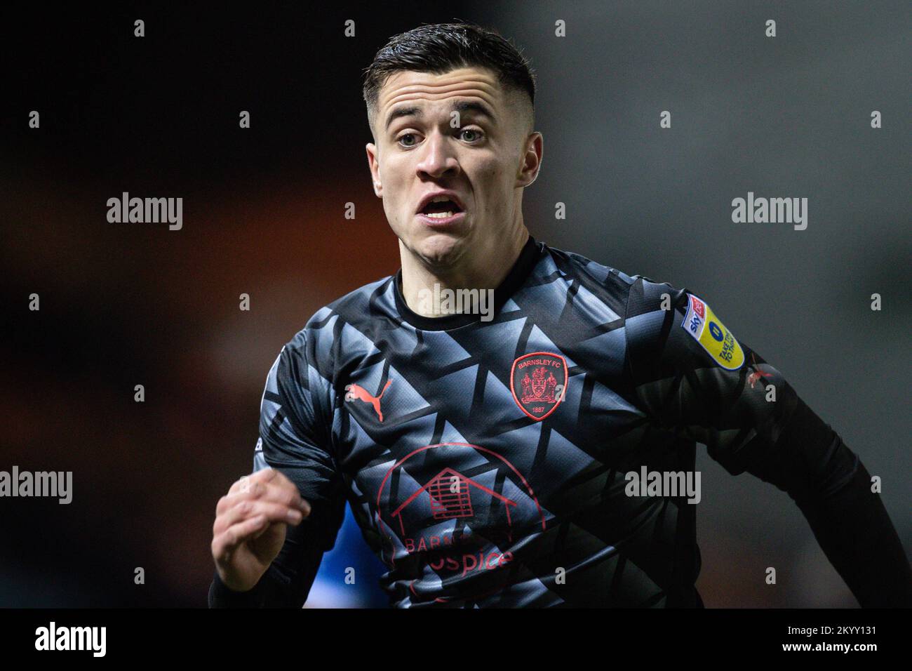 Jack Aitchison #27 von Barnsley während des Sky Bet League 1-Spiels Peterborough gegen Barnsley im Weston Homes Stadium, Peterborough, Großbritannien, 2.. Dezember 2022 (Foto: James Heaton/News Images) Stockfoto