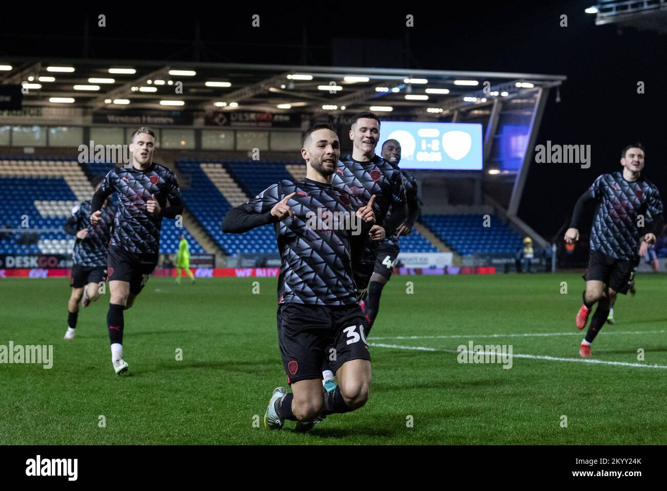 Adam Phillips #30 von Barnsley feiert sein Tor und erzielt beim Sky Bet